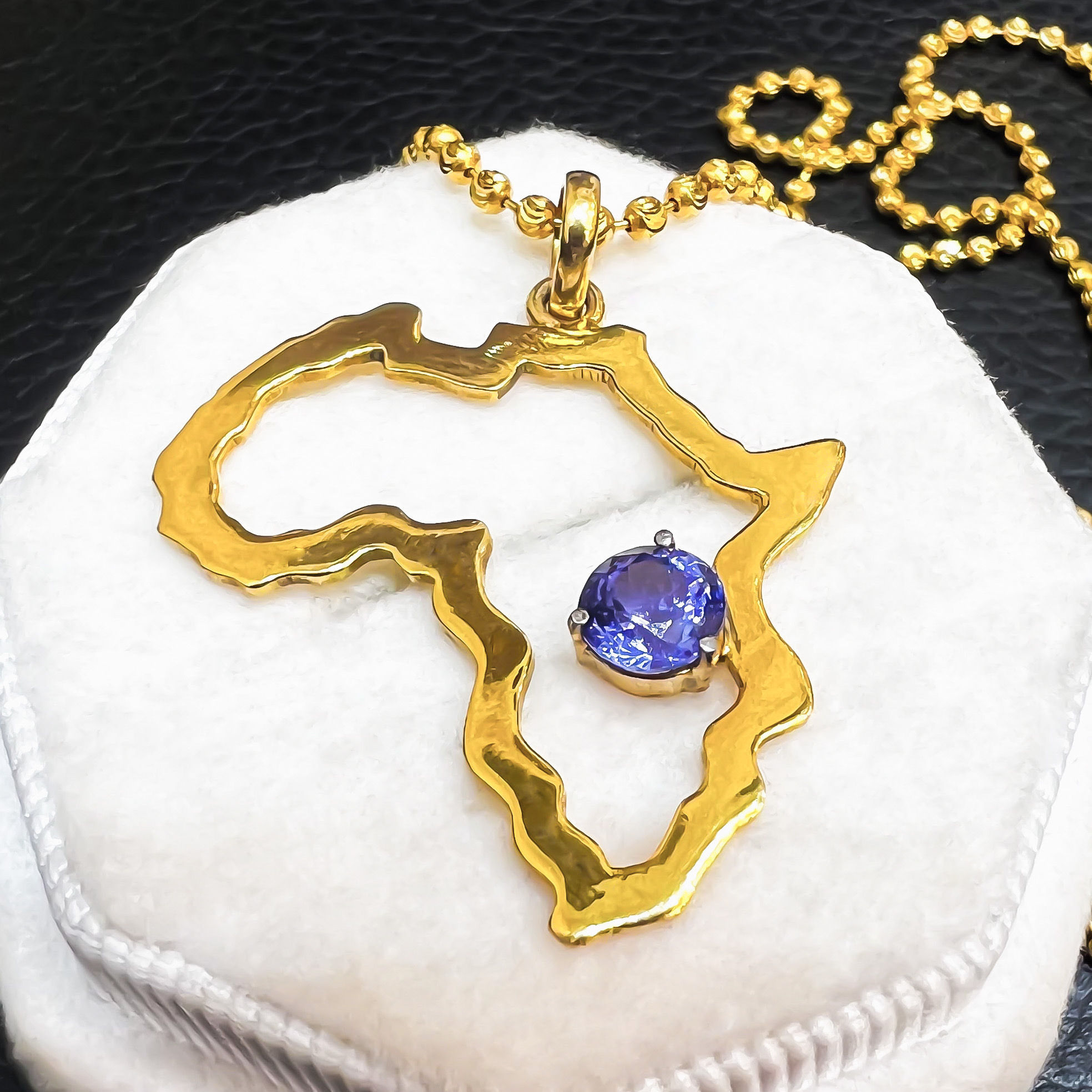 African Pendant with Tanzanite in 18k Yellow Gold