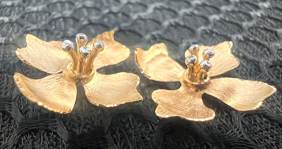 Thumbnail: Santan Flower Stud Earrings in 18k Gold 