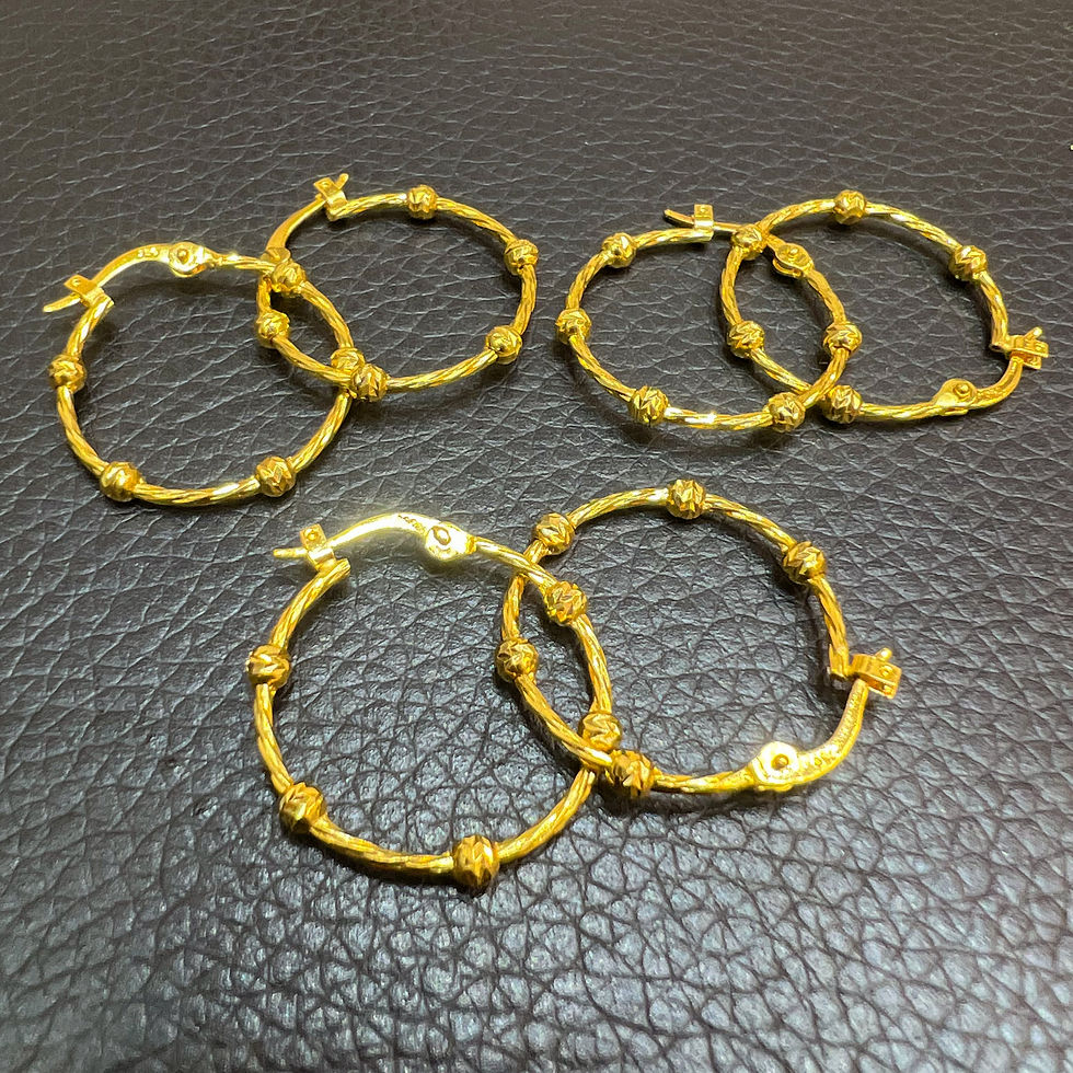 Thumbnail: Classic Hoop Earrings in 18k Yellow Gold 