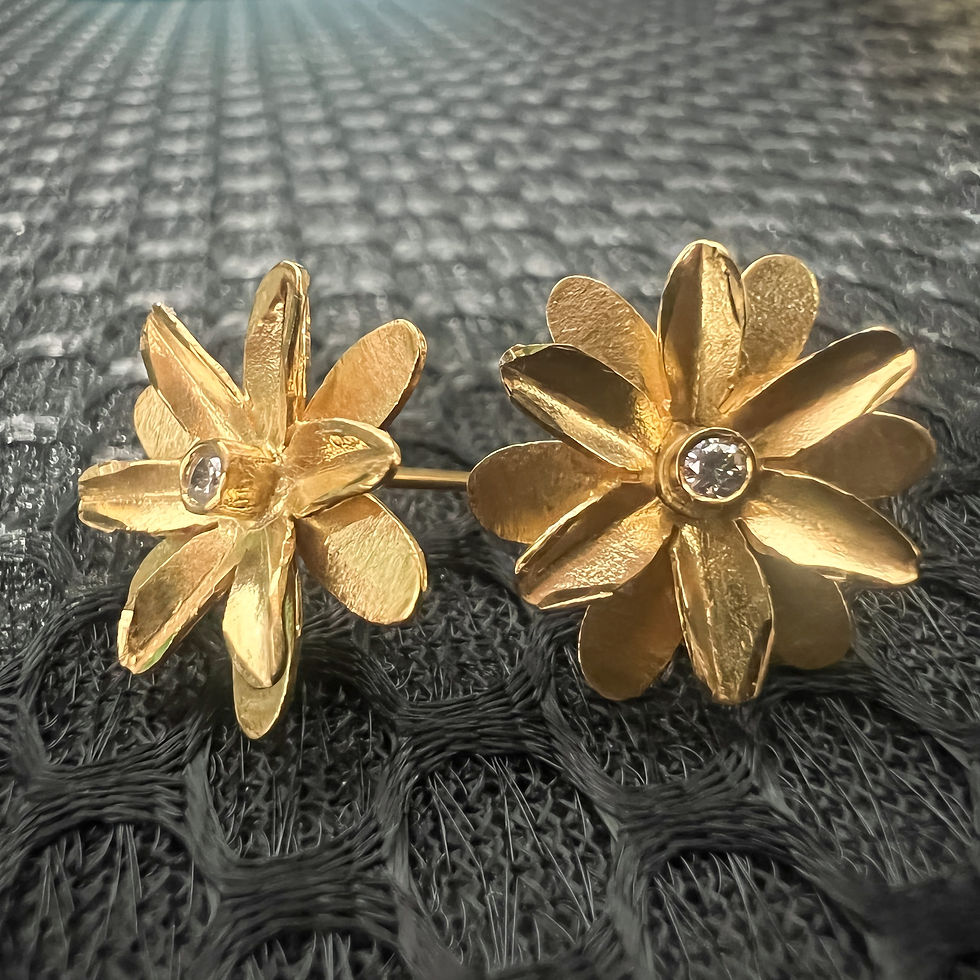 Zinnia Stud Earrings with Diamonds (0.06 ct) in 18k Gold 