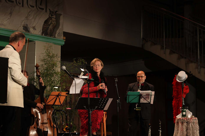 Annett Boose mit anderen Musikern auf der Bühne