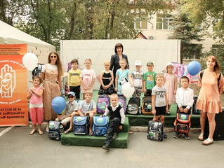 В Тюмени 25 первоклассникам подарили портфели от Сбера