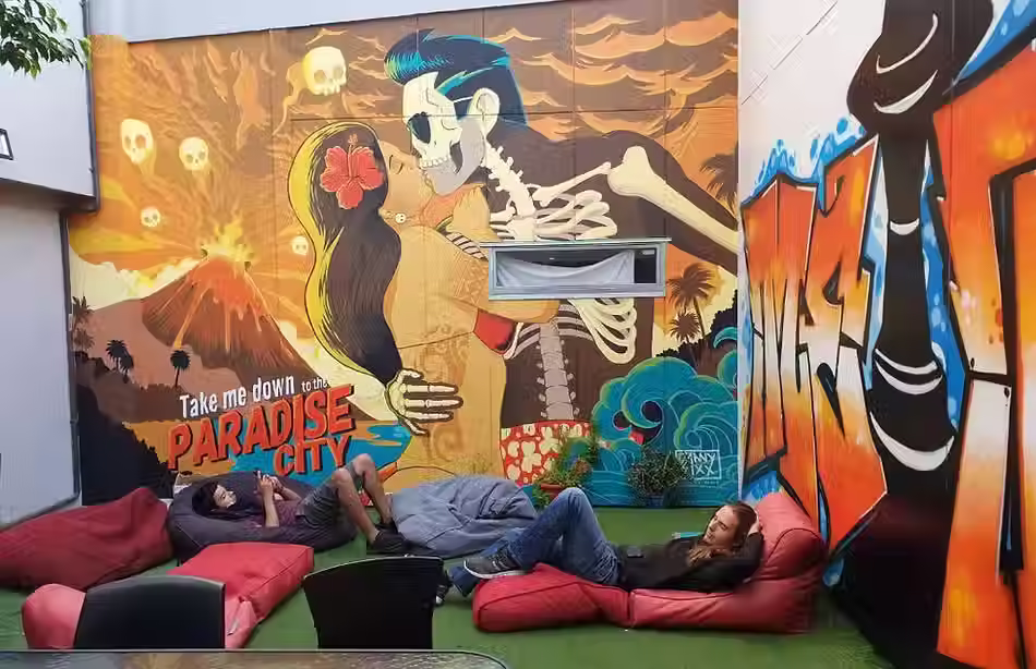 Hostal en Auckland, Nueva Zelanda: un momento de descanso después de un largo día de viaje y trabajo.