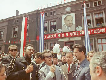 Fidel Castro parlant a Nowa Huta amb un retrat de Lenin.