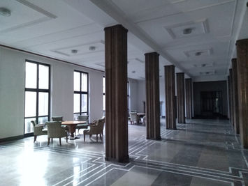 Interior d'un edifici a Nowa Huta amb columnes de fusta