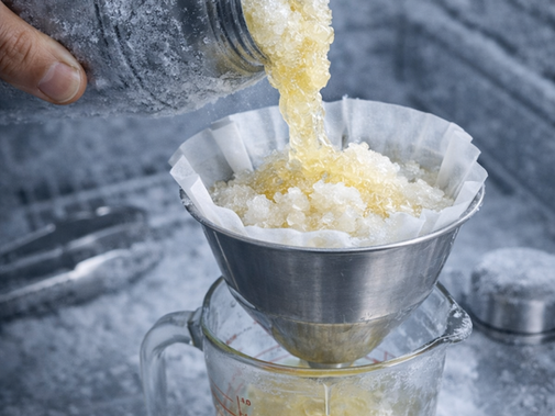 ¿Cómo forzamos a una grasa a integrarse perfectamente en un líquido (especialmente en formulaciones 0.0% de alto contenido acuoso) sin usar una gota de calor? Con hielo y presión extrema.