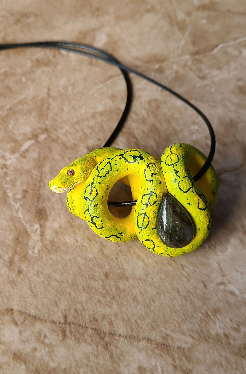 섬네일: Green Tree Python Pendant W/ Labradorite Cabachon
