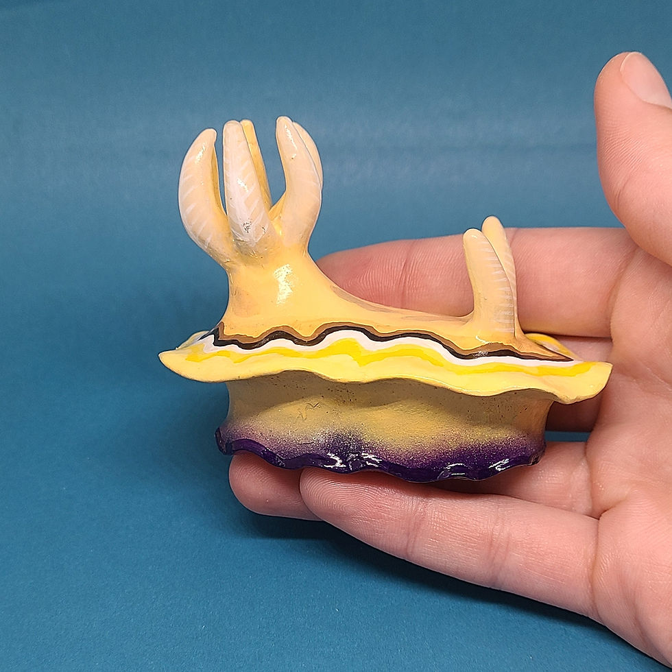縮圖：Yellow Cream & Purple Design Slug Figurine