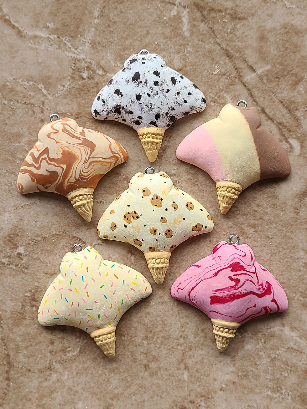 الصورة المصغرة: Birthday Cake Ice Cream Manta Ray Necklace