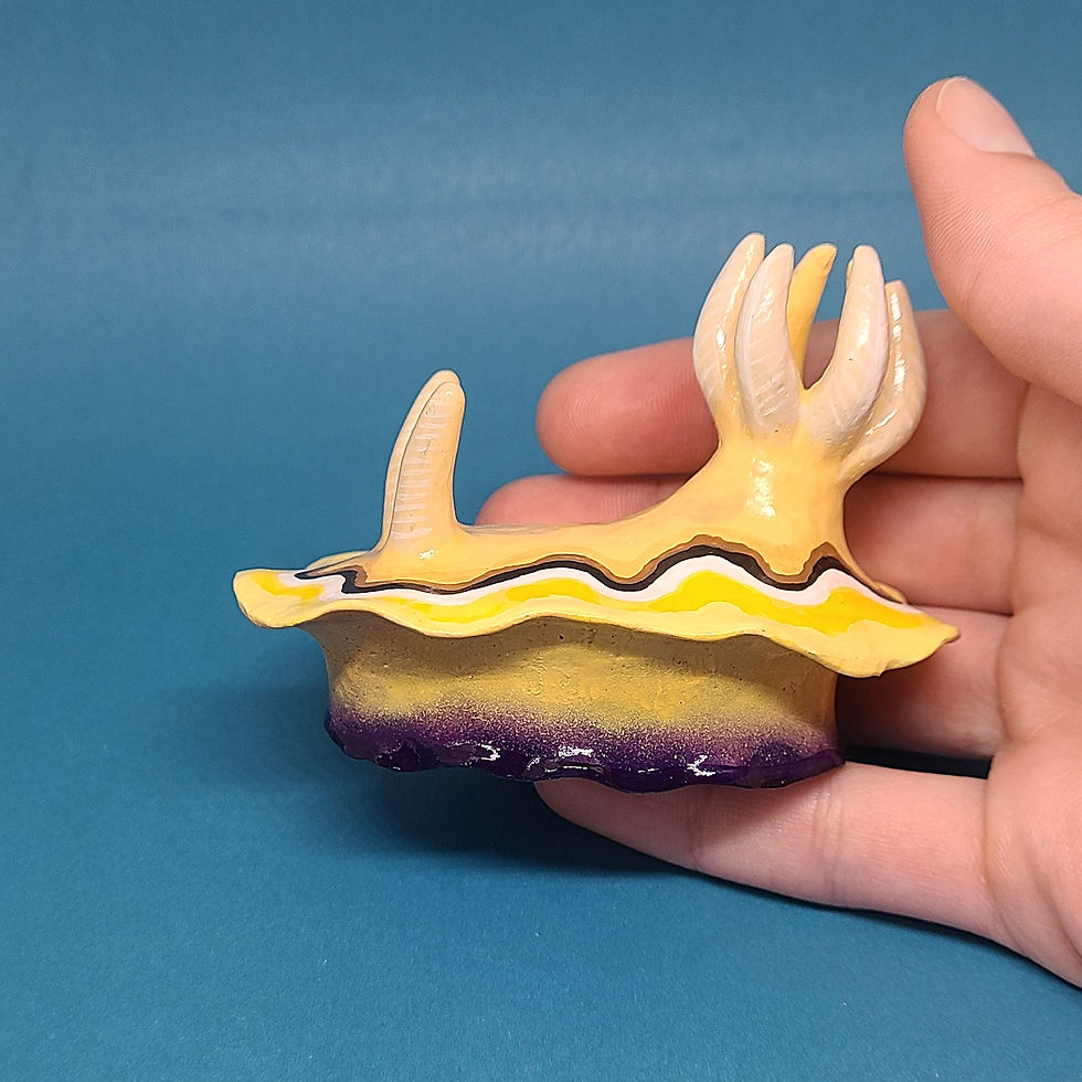 縮圖：Yellow Cream & Purple Design Slug Figurine