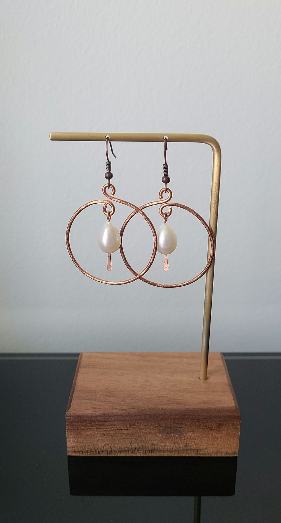 Hình thu nhỏ: Copper Hoop & Teardrop Pearl Earrings