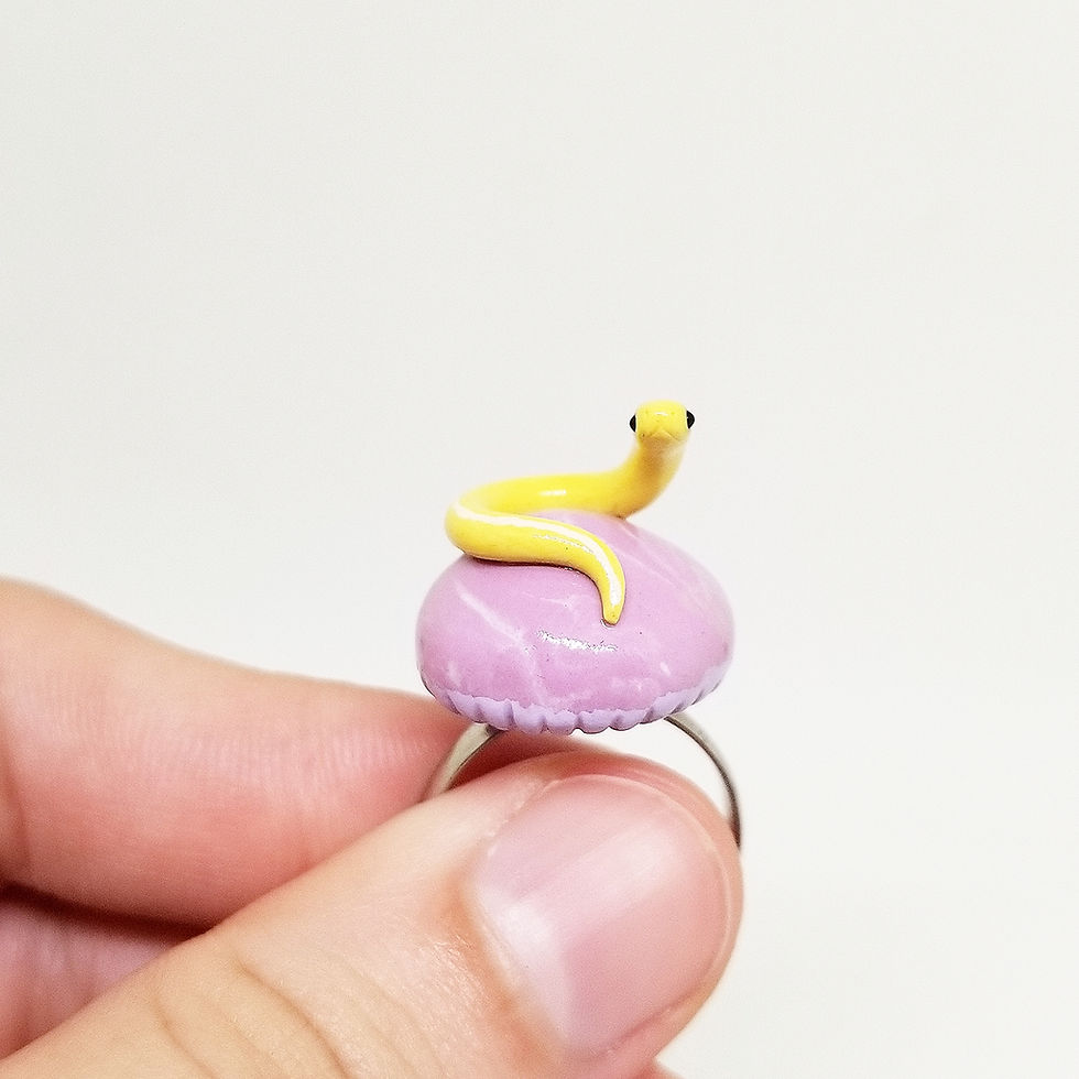 縮圖：Yellow Snake on Purple Mushroom Ring