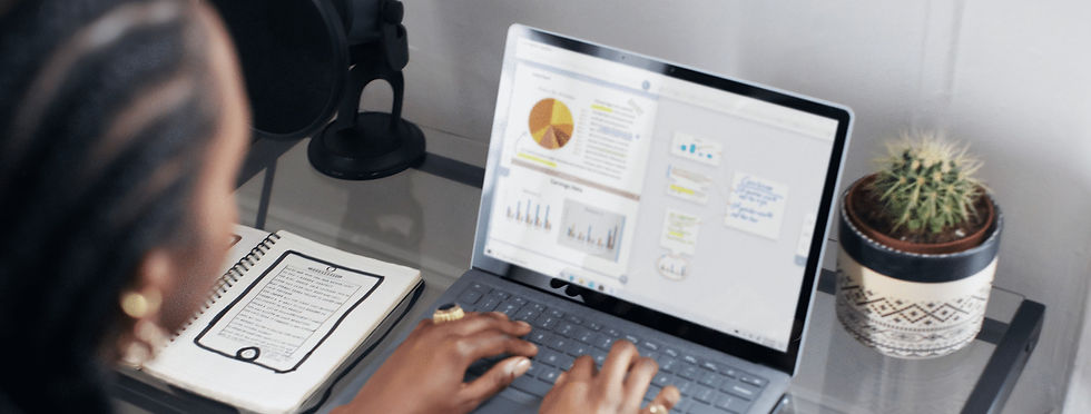 une personne travaillant sur son ordinateur