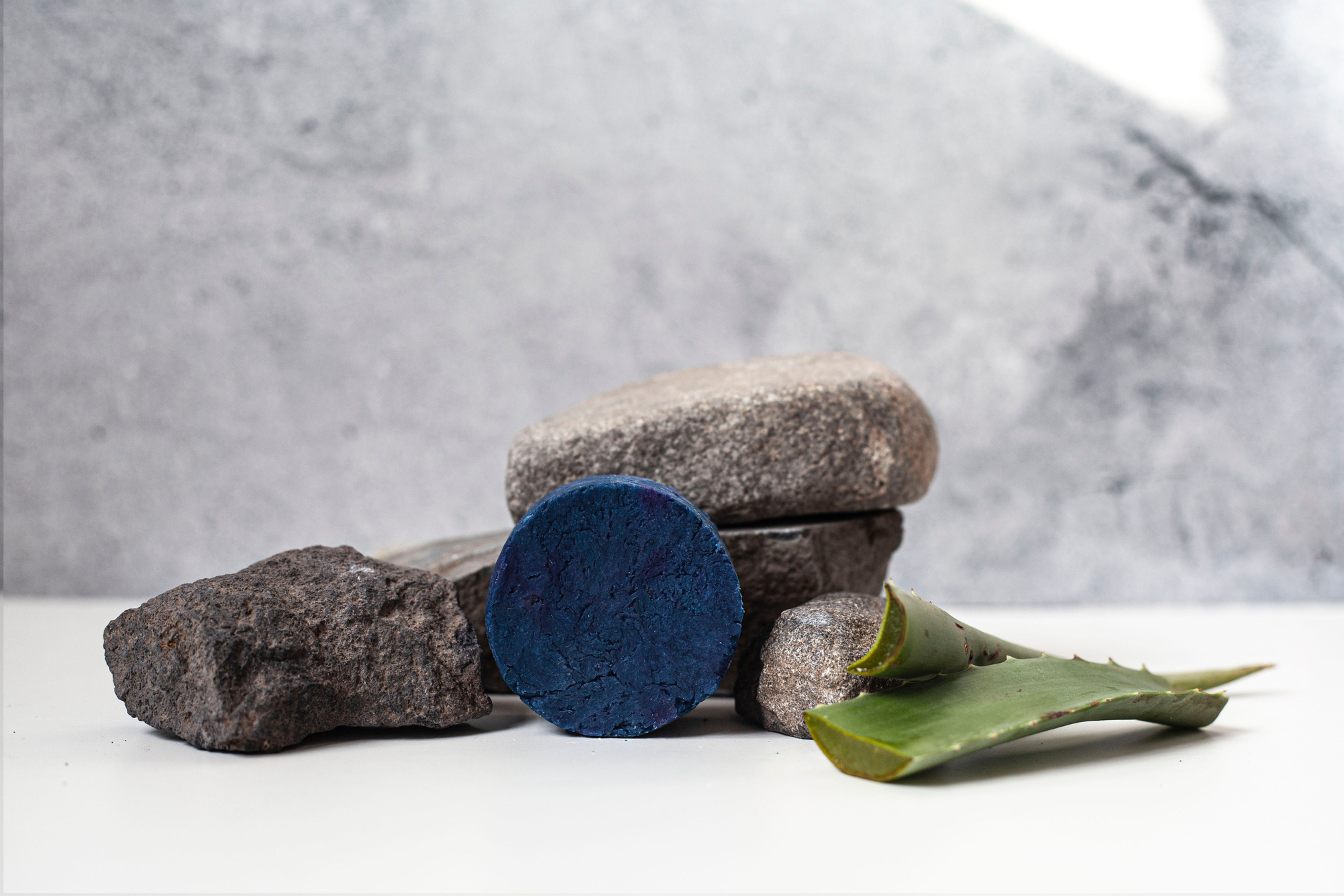 Shampooing solide à l'huile de fleur de jasmin, à l'huile d'orange amère et à l'extrait de pomme. 80g