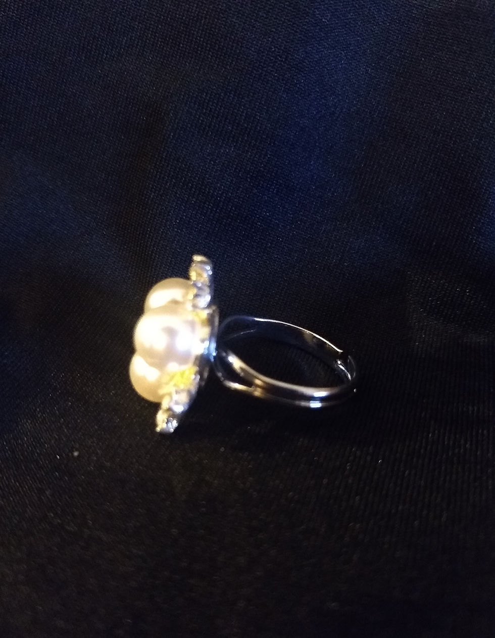 Thumbnail: Spiral Pearl Ring