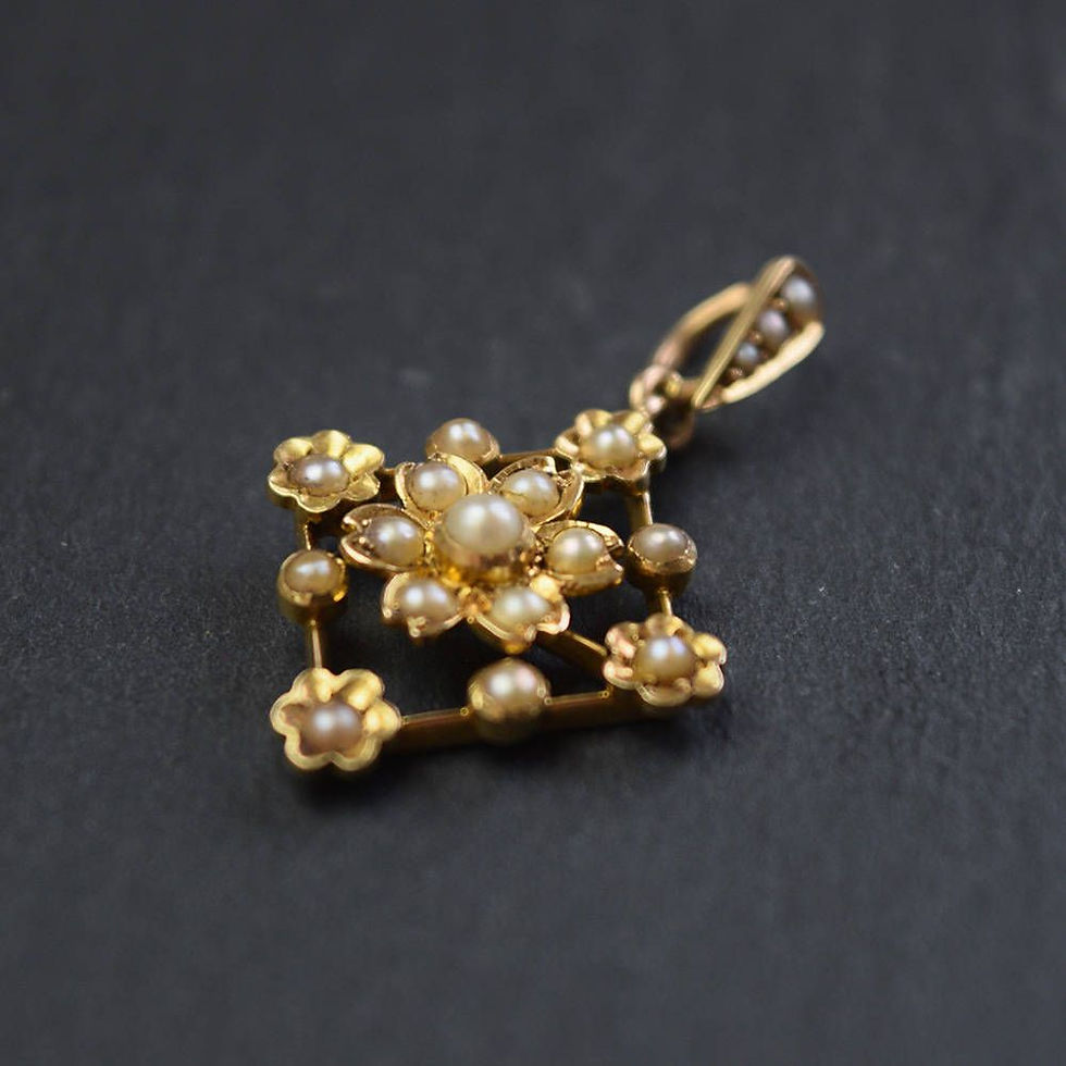 Pearl pendant. Split Pearl pendant in 15ct gold