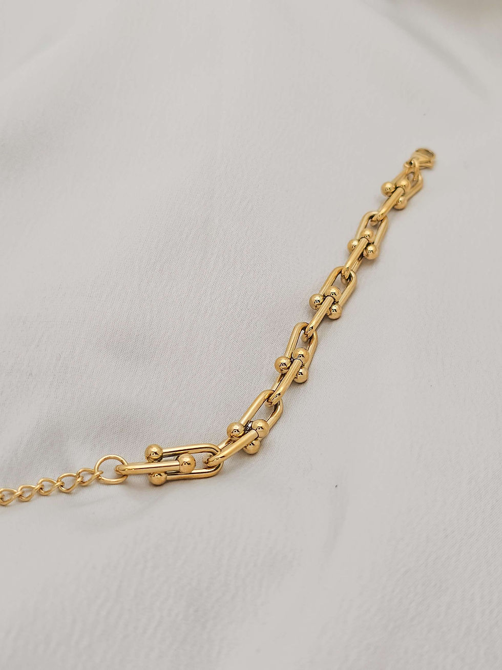 Thumbnail: Knot bracelet