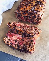 Cake léger et moelleux aux framboises et pépites de chocolat