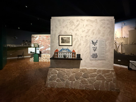 Zaal 1883-1940 met vitrine.