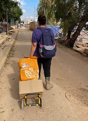 Silvia Ramos con las botas de voluntaria en la DANA