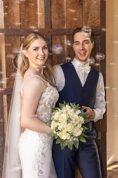 Brautpaar mit Seifenblasen bei Hochzeitsfeier im Seehotel Niedernberg