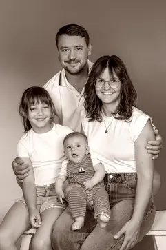 Familienbild in schwarz-weiß mit weißen Oberteilen und Jeans - zeitlos schön.