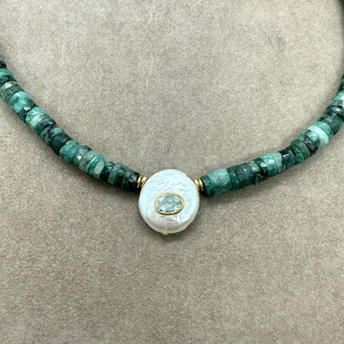 Thumbnail: Emerald necklace and freshwater pearl set with bleu topaz