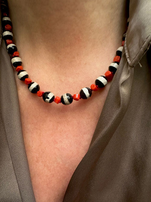 Miniature : Collier Alhambra agate tibétaine et corail