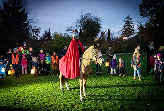 Sankt Martin zu Pferd mit Kindern und Laternen