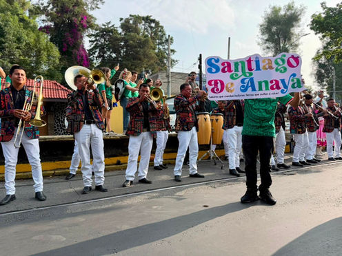 Representantes culturales de Hidalgo desfilan en la fiesta mundialista de la Ciudad de México.