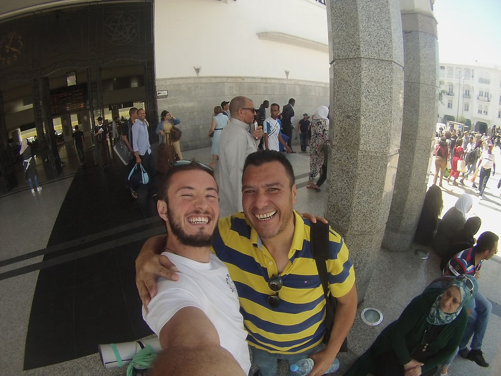 Taoufiq y David despidiéndose en la estación de Rabat