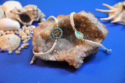 B001