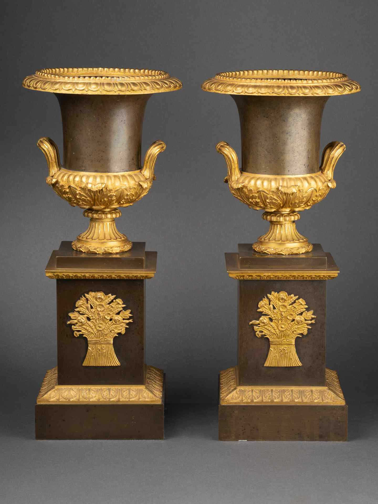 Paire de vases Médicis sur socle début XIXe