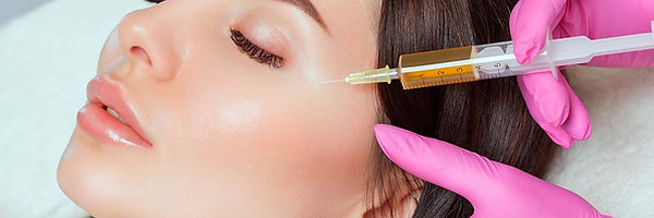 Mujer siendo inyectada para un tratamiento facial