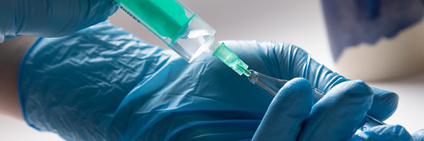 médico aplicando intravenosa