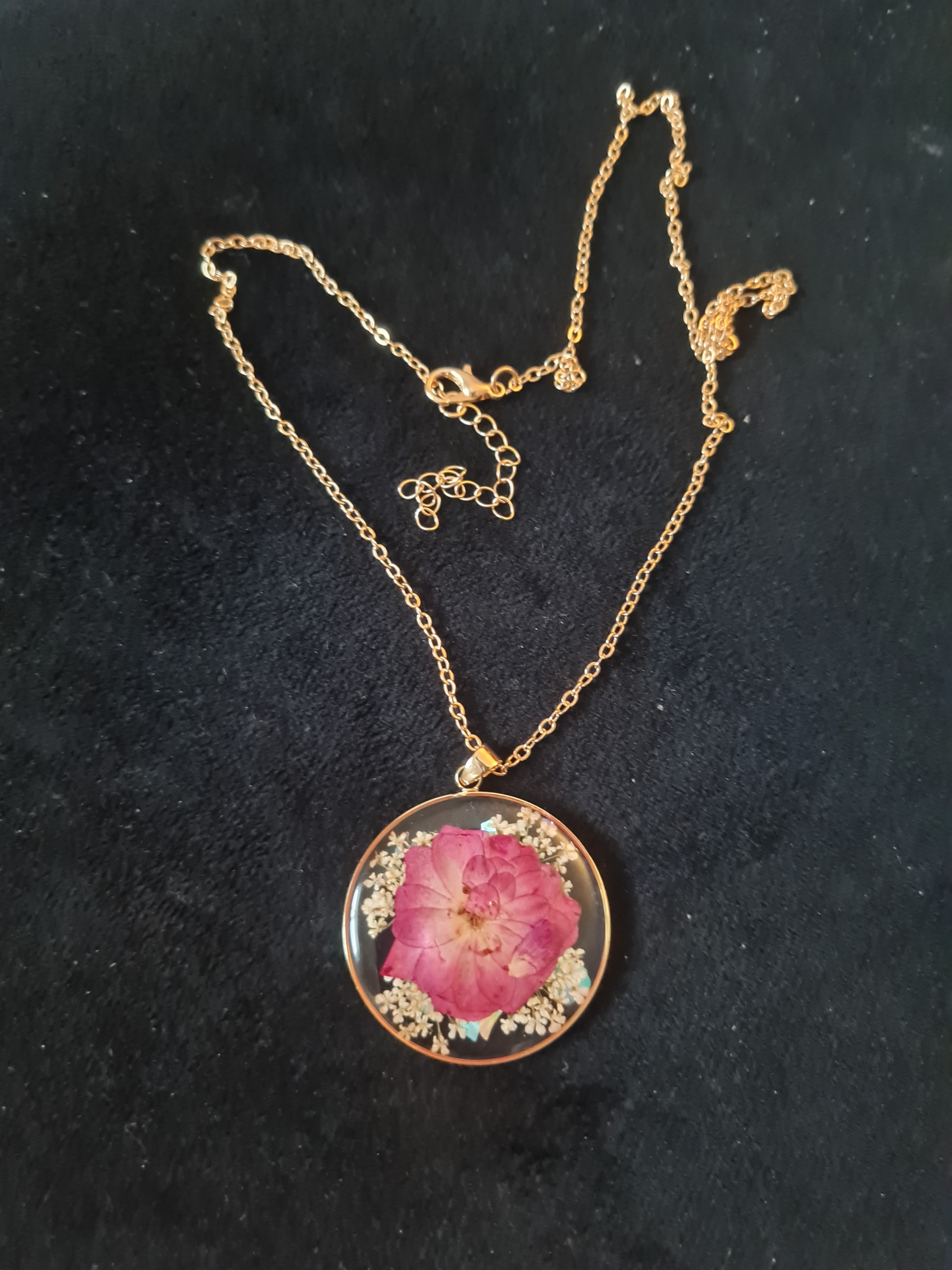 Collier résine et fleurs séchées réversible vieux rose