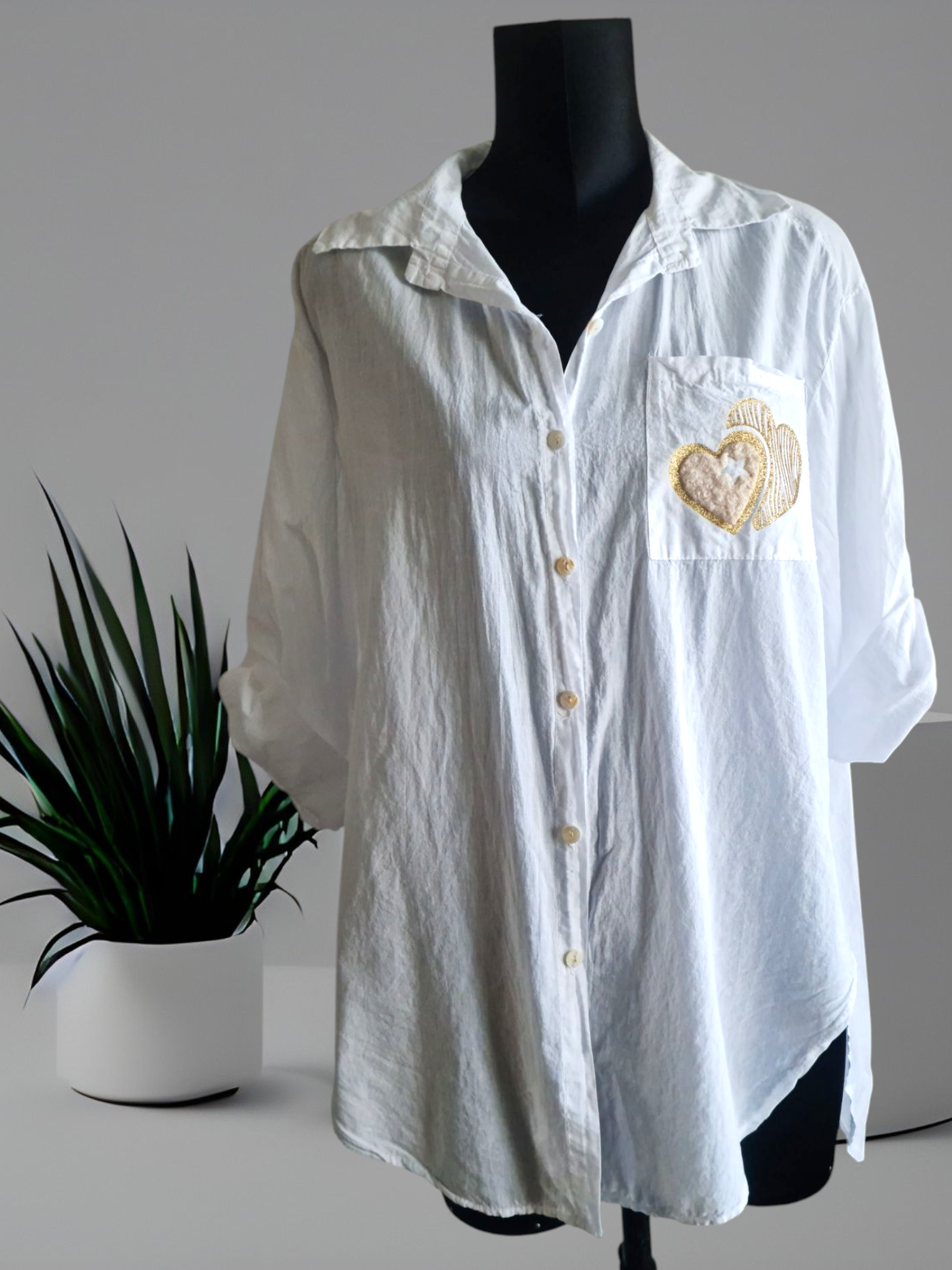 Chemise asymétrique légère avec coeurs à détails 4 coloris disponibles Anne & Co