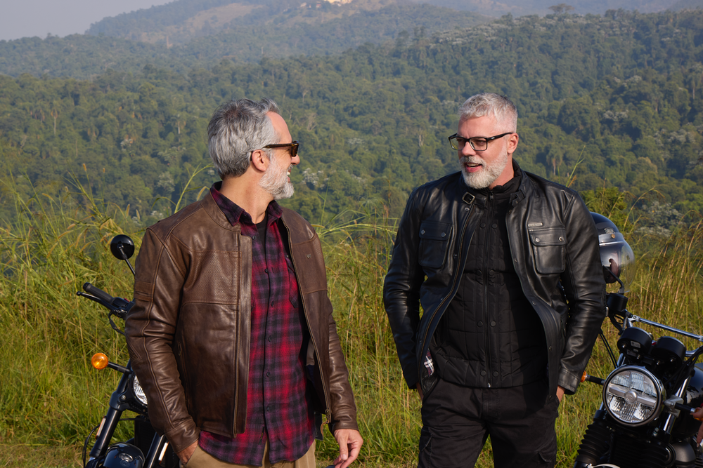 Royal Enfield lança nova linha de roupas evocando as motos
