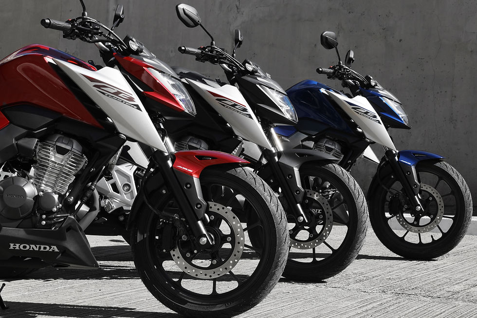 As versões da Honda CB 300F CBS (sem o freio ABS) vêm em vermelho e cinza metálicos (ao centro).  O preço sugerido pela fábrica a seus revendedores (não inclui frete e seguro de transporte) é de R$ 25.637 para a versão ABS 2026 e R$ 24.657 para a versão CBS