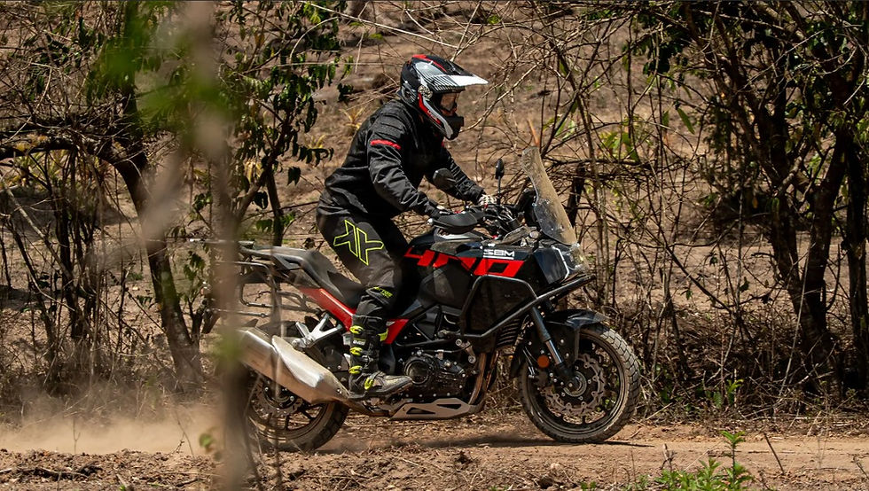 Com dois aros de 17 polegadas e pneus de uso misto, a SMB 400SS promete enfrentar estradas de terra