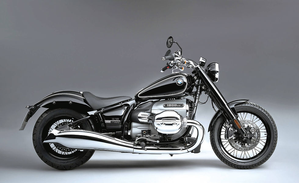 Freios com pinças de 4 pistões fixadas axialmente e rodas raiadas convencionais, concessão ao estilo purista retrô