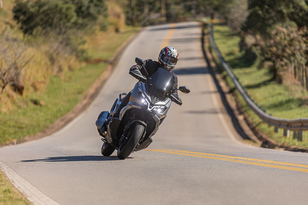 Com velocidade final estimada ao redor de 140 km/h, o scooter Sym tem excelente desempenho em viagens