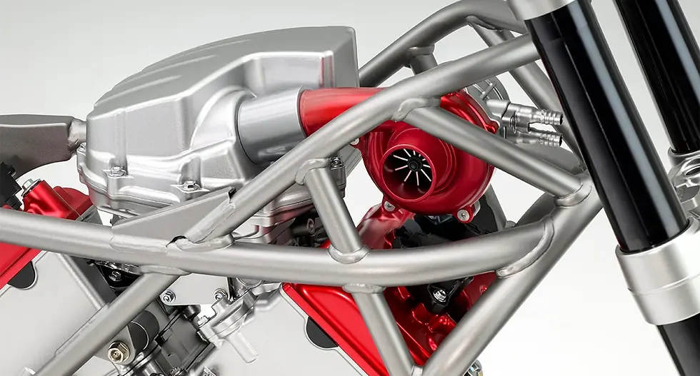 Com compressor elétrico (rotor no detalhe acima), o motor V3 foi apresentado no Salão de Milão de 2024