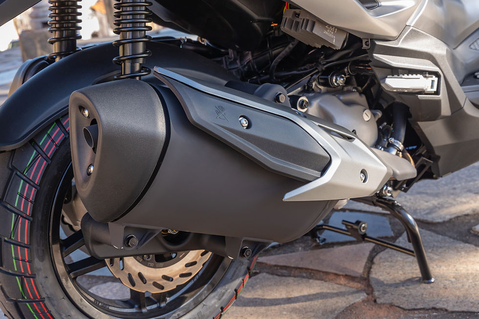 Freios a disco com ABS nas duas rodas, rodas de aros 14” atrás e 16” na frente, e pedaleiras retráteis para garupa