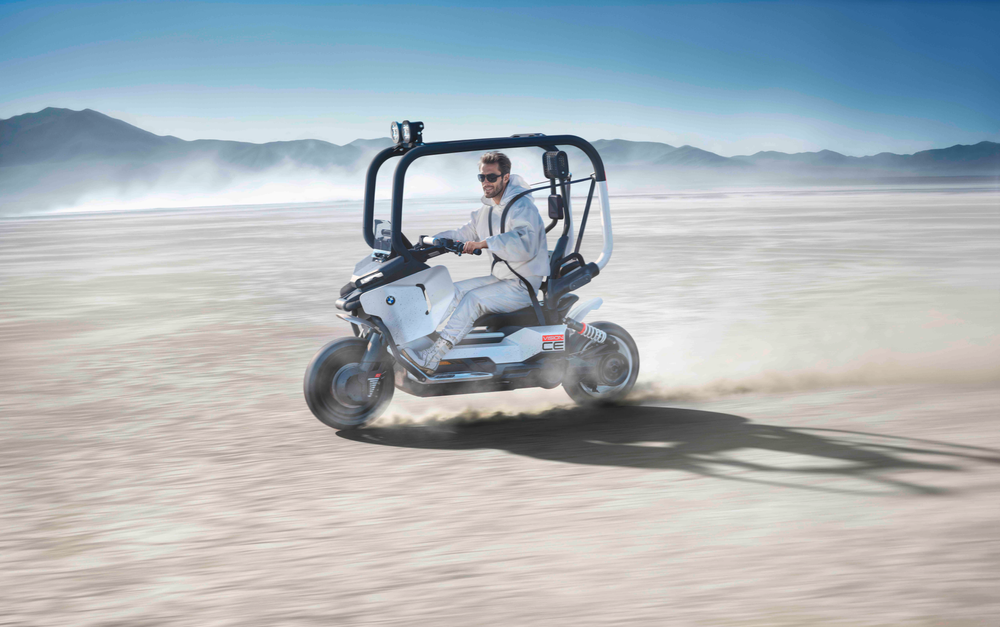 25 anos depois, BMW volta à carga com scooter que dispensa capacete, desta vez elétrico