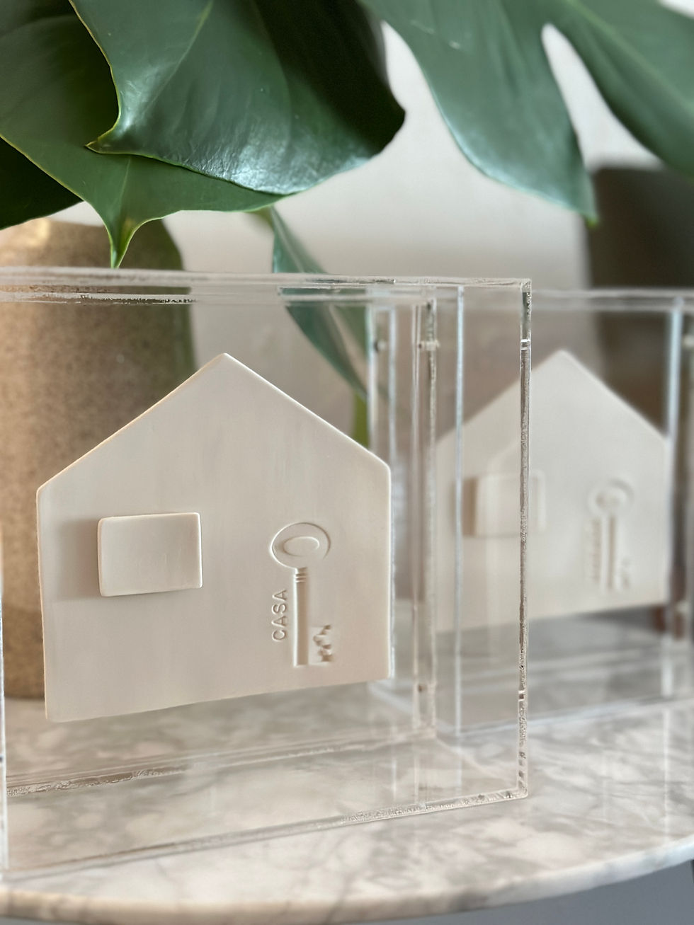Miniatura: Casinha de porcelana no acrílico
