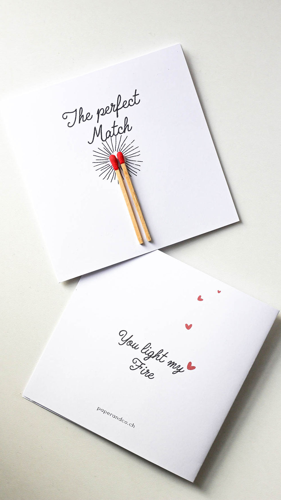 Originelle, witzige Valentinskarte zum selber machen, mit dem Spruch: The perfect Match - You light my fire und 2 Streichhölzern die auf der Vorderseite aufgeklebt sind