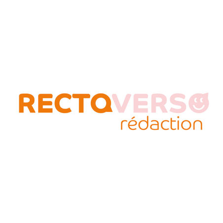 Logo Recto Verso écrit dans les majuscules, le mot recto en orange et le mot verso en rose clair. Le o de recto est une bulle de conversation pour faire allusion au texte écrit et dans le o de verso il y a un smiley intégré