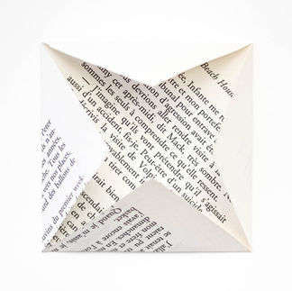 Pliage d'une page d'un livre - plié les quatres angles à l'intérieur