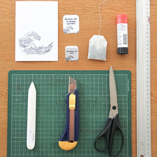 Matériel de bricolage Tu as besoin de: Papier et imprimante, fichier digital Sachet de thé Ciseaux ou cutter, règle, crayon, sous-main ou carton Un peu de colle pour fermer l'étiquette du sachet de thé En option, tu peux colorier la carte et la petite étiquette avec de la peinture à l’eau bleue.